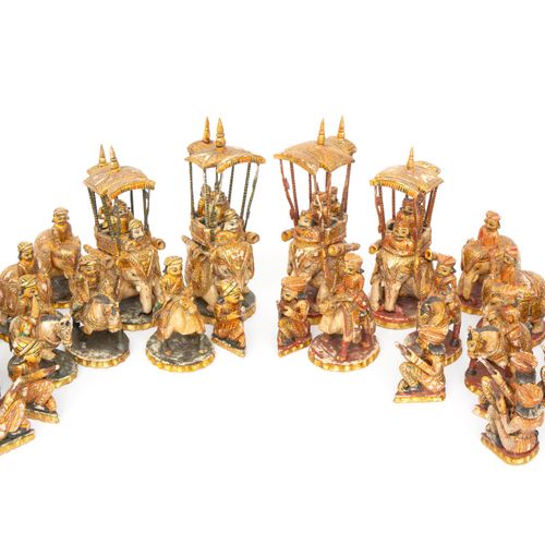 A painted ivory figural chess set from India Set di scacchi figurati in avorio d&hellip;