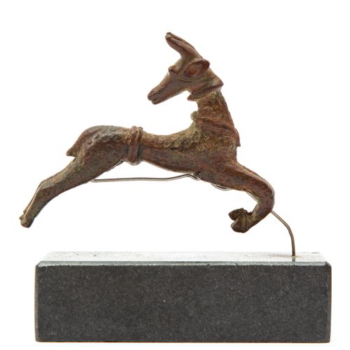 A patinated bronze figure of a leaping deer Patinierte Bronzefigur eines springe&hellip;