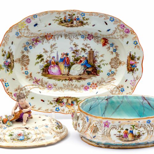 A Meissen 'Watteau' tureen and platter 一个迈森 "华托 "瓦罐和盘子，18世纪，德国，瓦罐和盘子上有华托风格的场景，有镀&hellip;