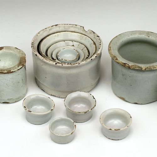 A group of white Delft ointment pots 一组白色的代尔夫特软膏罐，17/18世纪，荷兰，一批用于储存软膏和药物的圆筒形罐子。最&hellip;