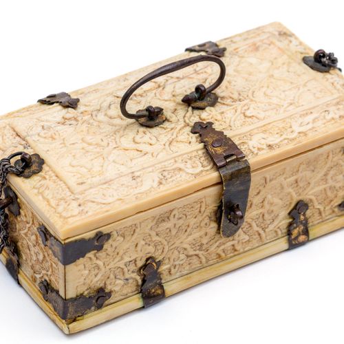 A small Ceylon carved ivory storage box 一个锡兰雕刻的小型象牙储物箱，18世纪，长方形，浮雕有叶状装饰，有鎏金铜铰链和支&hellip;