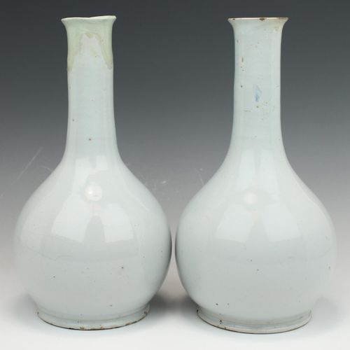 A pair of white Delft bottle vases 一对白色的德尔福特瓶，17/18世纪，荷兰，一个不寻常的球状形式，有一个狭长的颈部，顶部的&hellip;