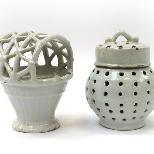 A white Delft pomander and fire basket Pompero blanco de Delft y cesta para el f&hellip;
