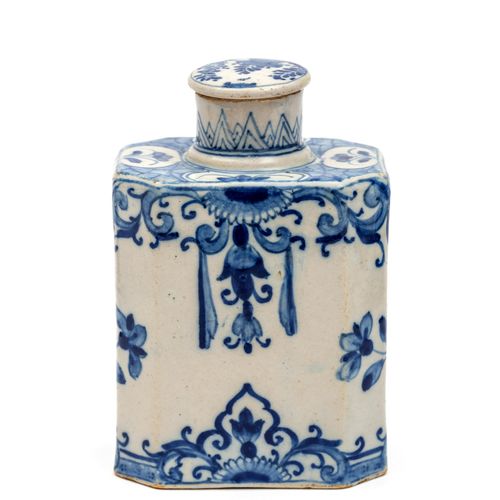 A Delft blue and white tea canister Scatola da tè blu e bianca di Delft, XVIII s&hellip;