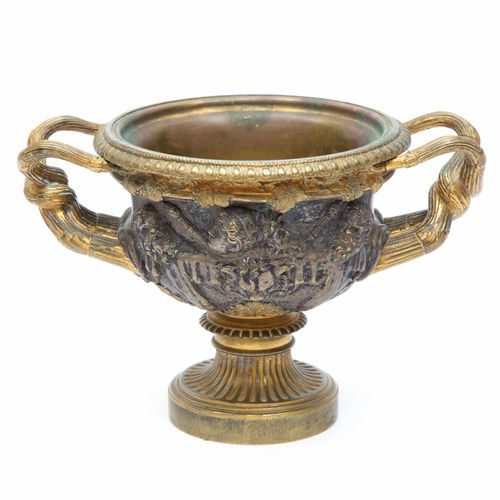 A French parcel-gilt and patinated bronze Warwick Vase Vase Warwick en bronze do&hellip;