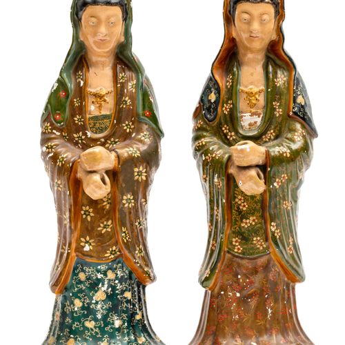 A large pair of white faience cold painted Guanyin figures Gran pareja de figura&hellip;