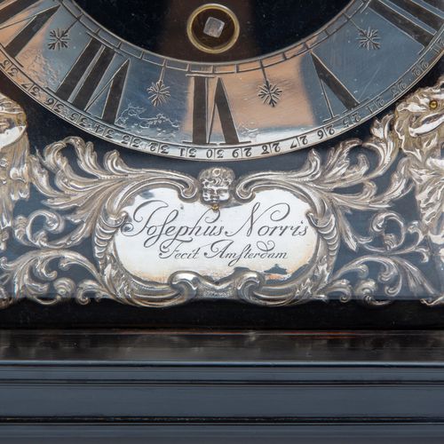 A Dutch ebony Hague clock 荷兰乌木海牙钟，由约瑟夫-诺里斯制作，阿姆斯特丹，约1680年。1680年，表壳上有拱形的门廊，上面有三个球&hellip;