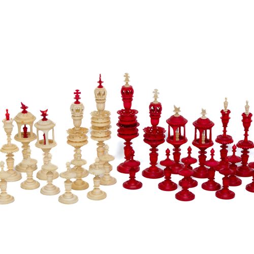 A Vizagapatam style chess set 一套Vizagapatam风格的国际象棋，19世纪，英国-印度，由象牙和红色染色的象牙片组成，最高的&hellip;