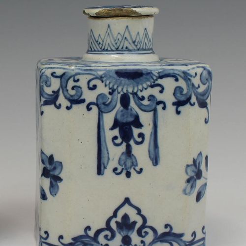 A Delft blue and white tea canister 一个代尔夫特的蓝白茶罐，18世纪，荷兰，长方形，有原来的盖子。底部标有 "D-7 "字样&hellip;