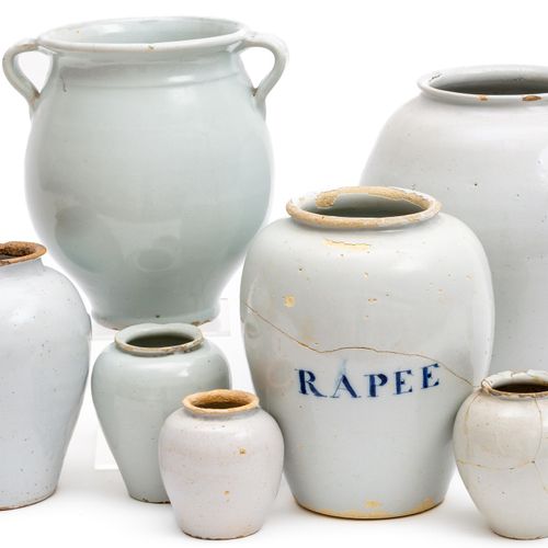 A white Delft group of (tobacco) jars Groupe de pots (à tabac) en Delft blanc, 1&hellip;