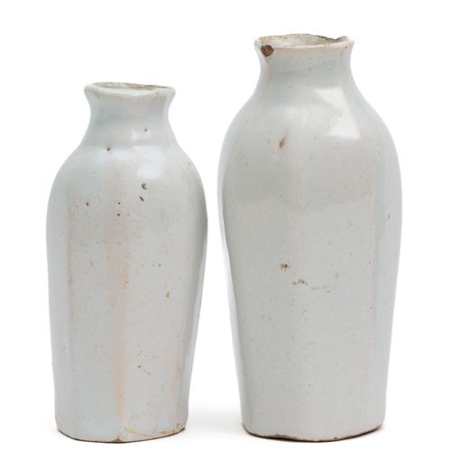 Two white Delft vases Dos jarrones blancos de Delft, siglo XVII-XVIII, Países Ba&hellip;