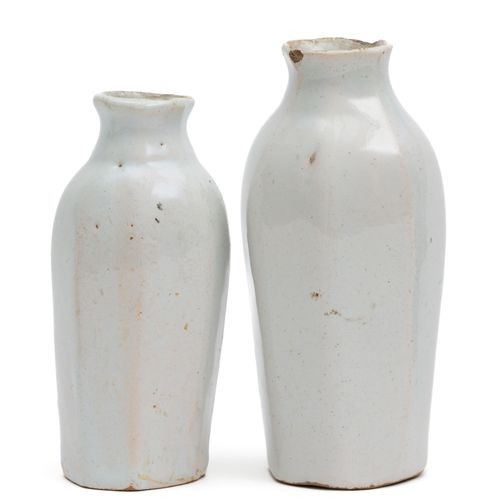 Two white Delft vases Due vasi bianchi di Delft, 17/18° secolo, Paesi Bassi, Una&hellip;