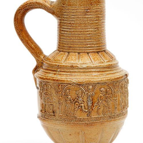 A German stoneware jug 一个德国的石器壶，1596年，Raeren, 壶身呈柱状，壶身周围有八个 "农民舞蹈 "的场景，并刻有日期（159&hellip;