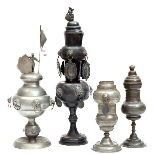 Four German pewter 'Zunftpokale' guild urns 四个德国锡镴 "Zunftpokale "公会瓮，18世纪，德国，一个大&hellip;