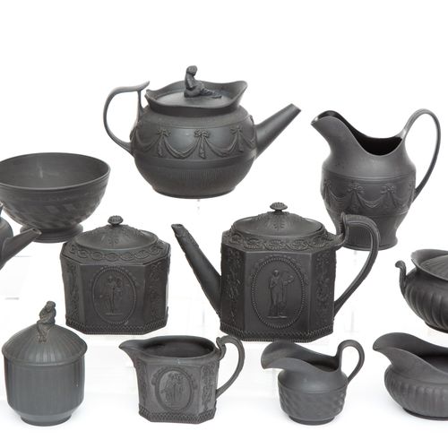 A group of black basalt tea wares 一组黑色玄武岩茶器，18/19世纪，英国，包括几件标有Wedgwood的作品和一些带有 "哭&hellip;