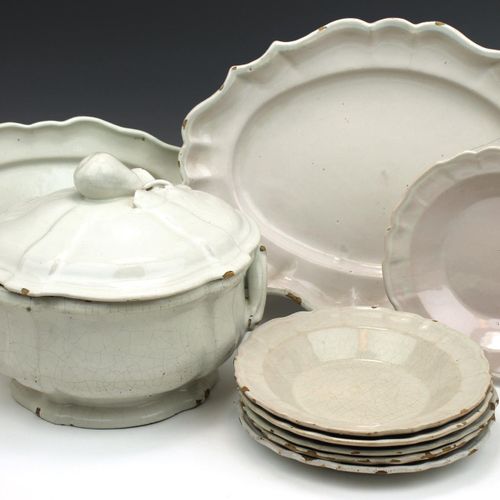 A group of French white faience dishes 一组法国白色辉石餐具，18世纪，法国，一个有盖的汤锅，两个服务盘和六个盘子，可能是&hellip;