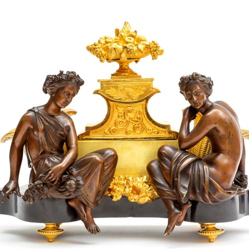 A French ormolu and patinated bronze inkwell 19世纪中叶，一个法国乌木和斑驳的青铜墨斗，墨斗上装饰着叶状卷轴和花饰&hellip;