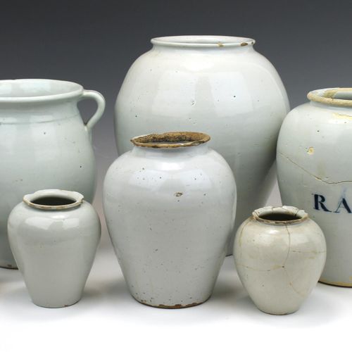 A white Delft group of (tobacco) jars 一组白色的代尔夫特（烟草）罐，17-19世纪，荷兰/法国，一组七个储存罐。一个罐子上&hellip;