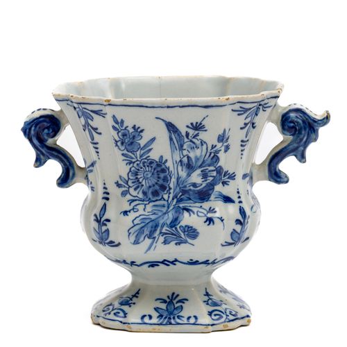 A small Delft blue and white pottery vase Pequeño jarrón de cerámica azul y blan&hellip;
