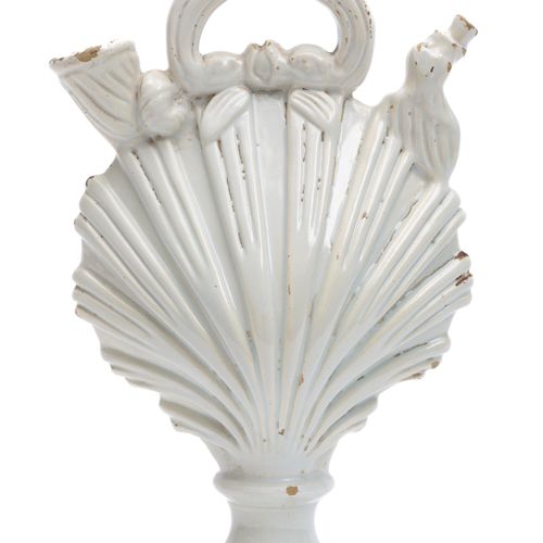 A Spanish white faience shell 'botijo' 一个西班牙白瓷贝壳 "botijo"，可能是18世纪，西班牙，一个有趣的大水壶，由&hellip;