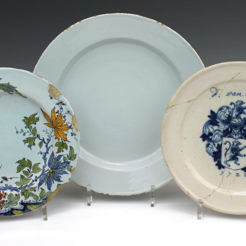 Three tin glazed Delft plates Trois assiettes en étain émaillé de Delft, 18/19e &hellip;