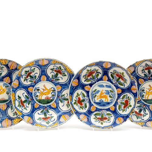 Four Delft pottery polyhrome charger plates 四个代尔夫特陶器聚铬装饰盘，18世纪，荷兰，边框有五个包含一朵花的刻痕。&hellip;