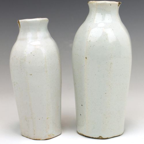 Two white Delft vases Due vasi bianchi di Delft, 17/18° secolo, Paesi Bassi, Una&hellip;