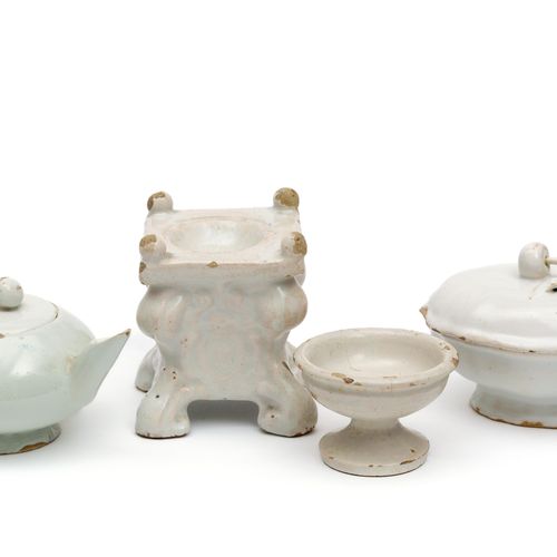 Two white faience salt dishes, a teapot and lidded box 两个白色辉石盐碟，一个茶壶和盖子，18/19世纪，&hellip;