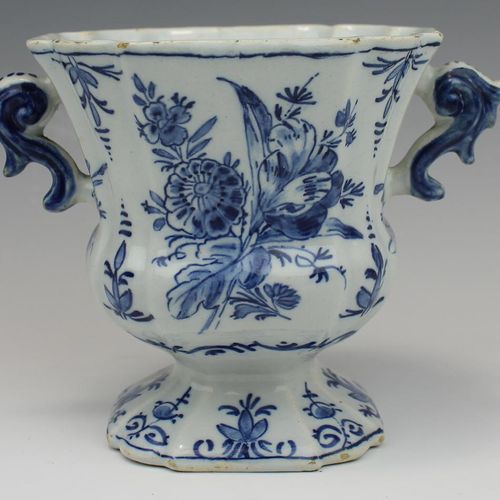 A small Delft blue and white pottery vase 一个小的代尔夫特蓝白陶器花瓶，18世纪，荷兰，花瓶有两个把手，装饰着包括郁金&hellip;