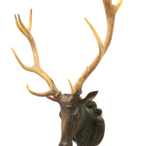A German polychrome carved wood and stag antler head 德国多色木雕鹿角头，18/19世纪，墙面上有雕刻的卷轴&hellip;