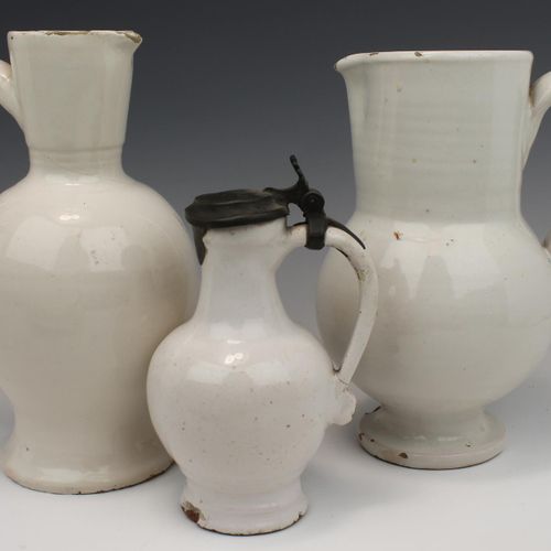 Three white faience Delft style jugs Tres jarras de loza blanca estilo Delft, si&hellip;