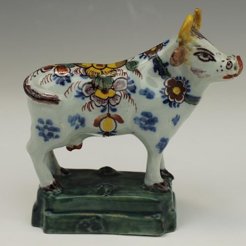 A small Delft pottery cow figure Pequeña figura de vaca en cerámica de Delft, si&hellip;