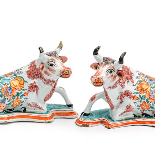 A pair of doré painted Delft pottery reclining cow figures Una coppia di figure &hellip;
