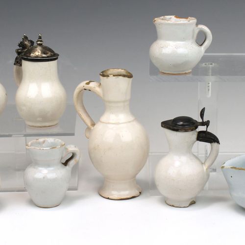 A collection of white Delft miniature jugs Colección de jarras blancas en miniat&hellip;