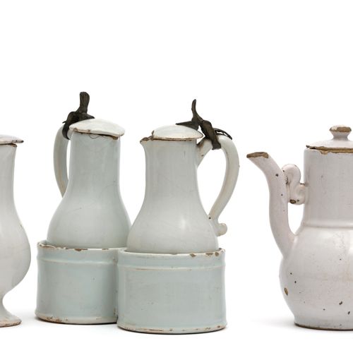 A white Delft cruet, a small jug and coffee pot Una vinagrera blanca de Delft, u&hellip;