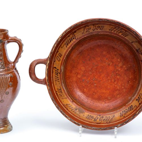 A German stoneware jug and bowl 16世纪德国炻器壶和碗（壶），德国，棕色的柱状壶，有三个把手（tyg），沿壶身装饰有小的凹陷花纹&hellip;