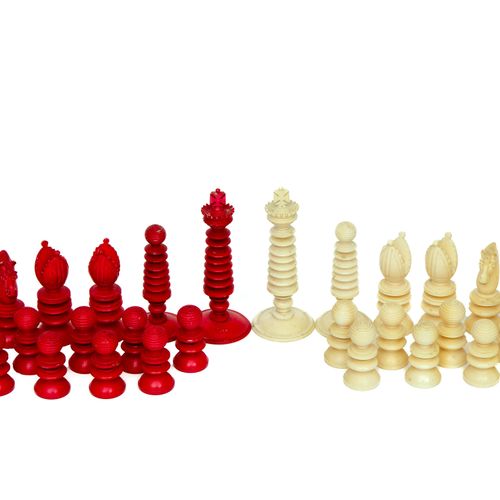An Anglo-Indian chess set 一套英国-印度国际象棋，19世纪，印度，一个象牙和红色染色的象牙国际象棋套装。最高的：高8,5厘米。