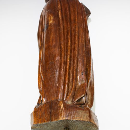 Een houtgesneden beeld van een heilige Statue d'une sainte sculptée dans le bois&hellip;
