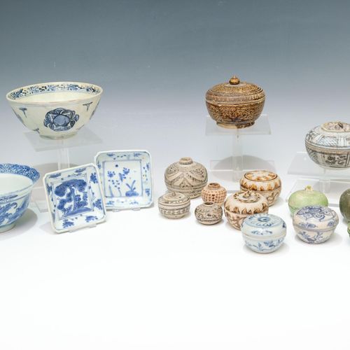 Een verzameling Zuidoost-Aziatisch porselein, waaronder Sawankhalok Sammlung von&hellip;