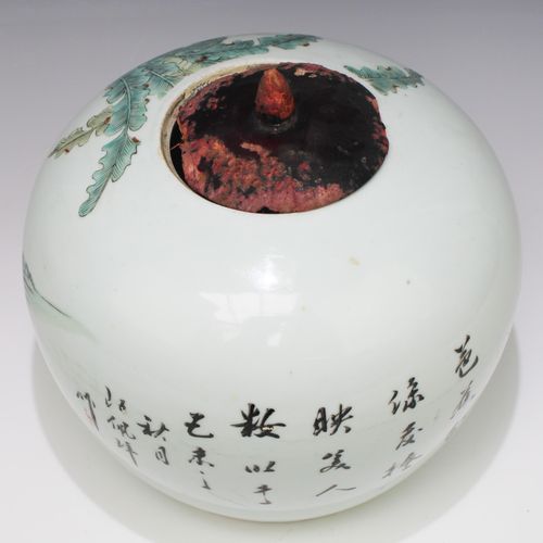 Een Chinees polychroom porseleinen vaas 中国多色瓷花瓶，球状花瓶带木盖，四周装饰有两位宫女和孩子在花园里玩耍的图案，背面&hellip;