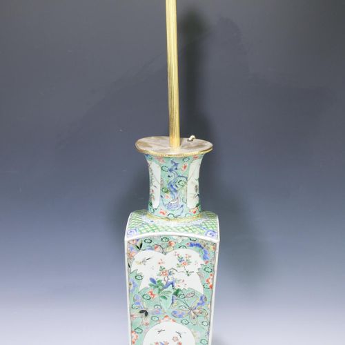Een Chinese famille verte porseleinen rechthoekige vaas als lampvoet Jarrón rect&hellip;