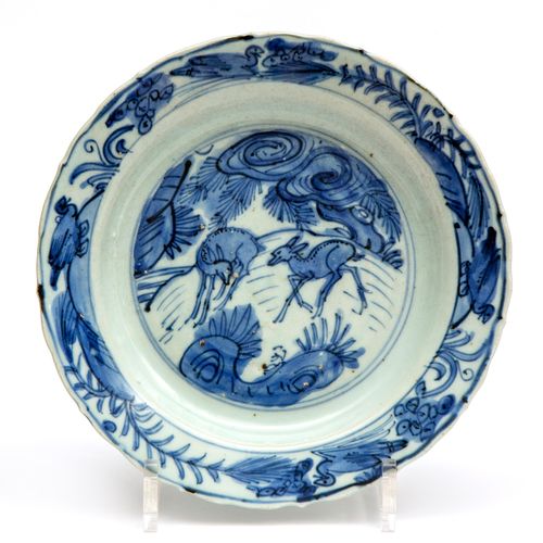 A Chinese blue and white porcelain plate with two deer Un plato de porcelana chi&hellip;
