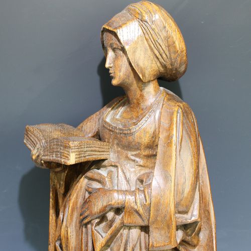 Een houtgesneden beeld van een heilige Statue d'une sainte sculptée dans le bois&hellip;