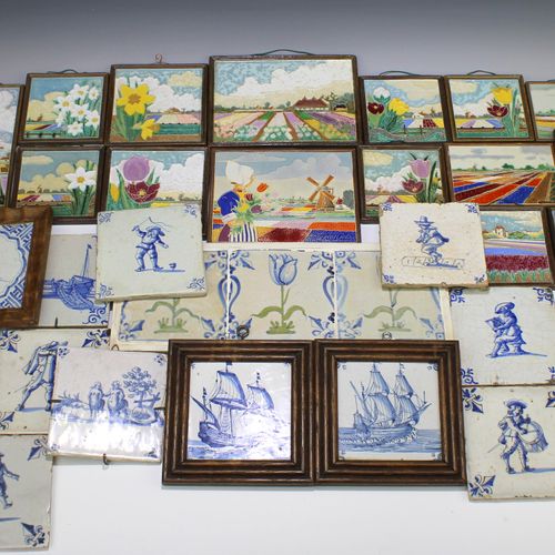 Een collectie van 33 Nederlandse aardewerk tegels Une collection de 33 carreaux &hellip;