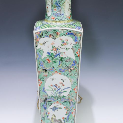 Een Chinese famille verte porseleinen rechthoekige vaas als lampvoet Vaso rettan&hellip;