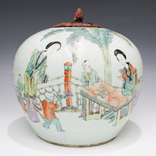 Een Chinees polychroom porseleinen vaas A Chinese polychrome porcelain vase, The&hellip;