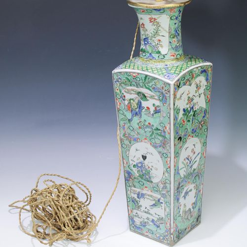 Een Chinese famille verte porseleinen rechthoekige vaas als lampvoet Vaso rettan&hellip;