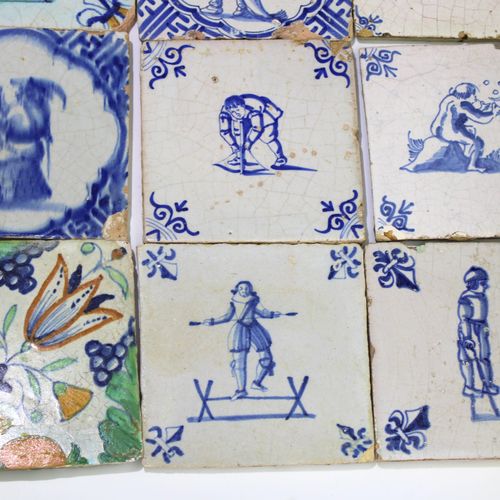 Een uitgebreide collectie van dertig Delftse aardewerk tegels Una amplia colecci&hellip;