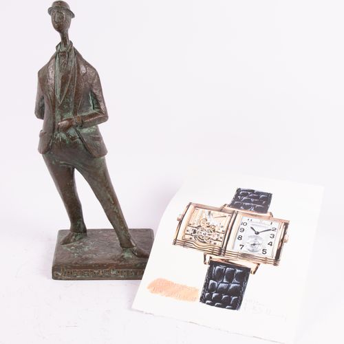 A bronze statue of a man wearing a Jaeger-LeCoultre Reverso Classique Statua in &hellip;