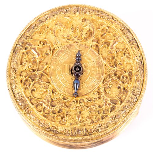 A small South-German gilt-bronze table clock 一个小型的南德鎏金青铜台钟，17世纪及以后，表盘上有罗马数字，标有Ch&hellip;